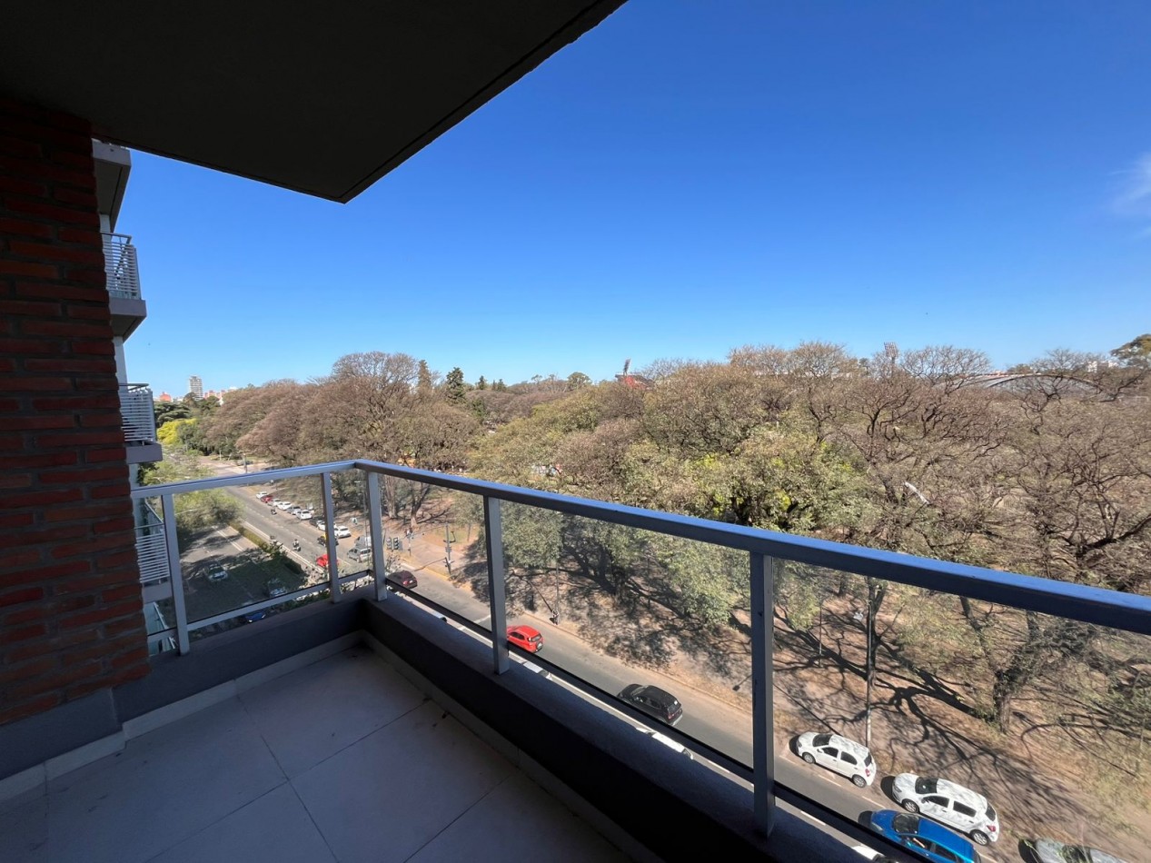 VENTA DEPARTAMENTO SEMIPISO 2 DORMITORIOS - Patio, balcon frente al parque Independencia - Av. Pellegrini 2632