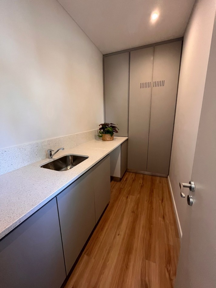 Espectacular CASA de diseño, 3 dormitorios, patio, piscina, terraza, cochera - BARRIO LOURDES