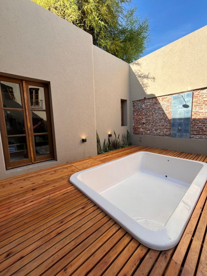 Espectacular CASA de diseño, 3 dormitorios, patio, piscina, terraza, cochera - BARRIO LOURDES