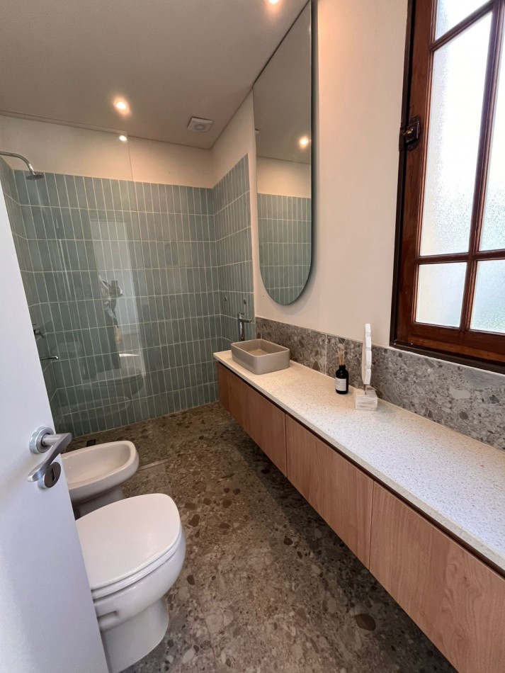 Espectacular CASA de diseño, 3 dormitorios, patio, piscina, terraza, cochera - BARRIO LOURDES