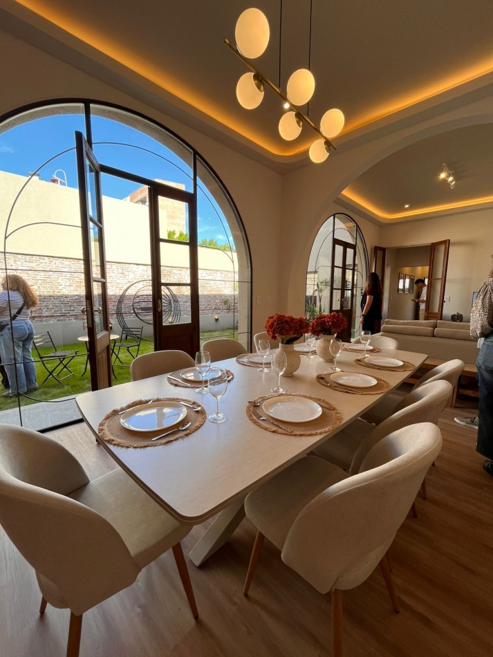 Espectacular CASA de diseño, 3 dormitorios, patio, piscina, terraza, cochera - BARRIO LOURDES