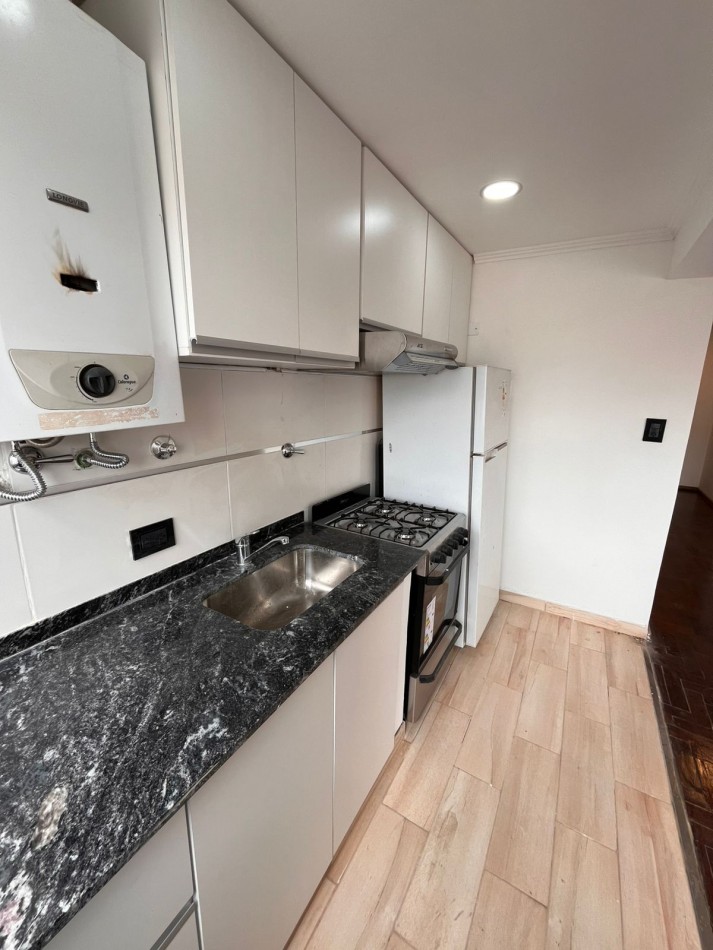 SEMIPISO DE UN DORMITORIO, RECICLADO A NUEVO, BALCON AL FRENTE - MITRE 1511