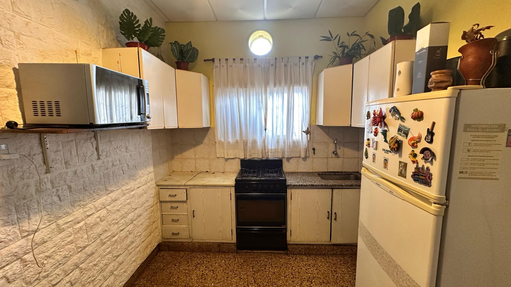 VENTA Casa al frente - Un dormitorio, galeria, patio, terraza - BARRIO BELLA VISTA