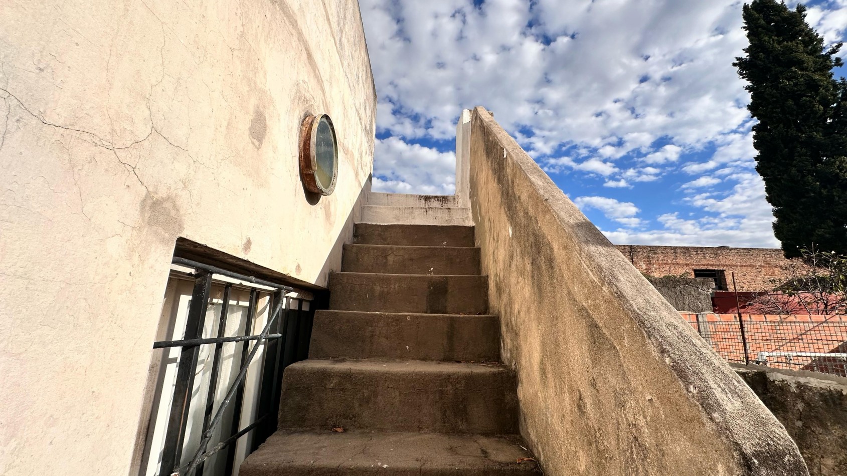 VENTA Casa al frente - Un dormitorio, galeria, patio, terraza - BARRIO BELLA VISTA