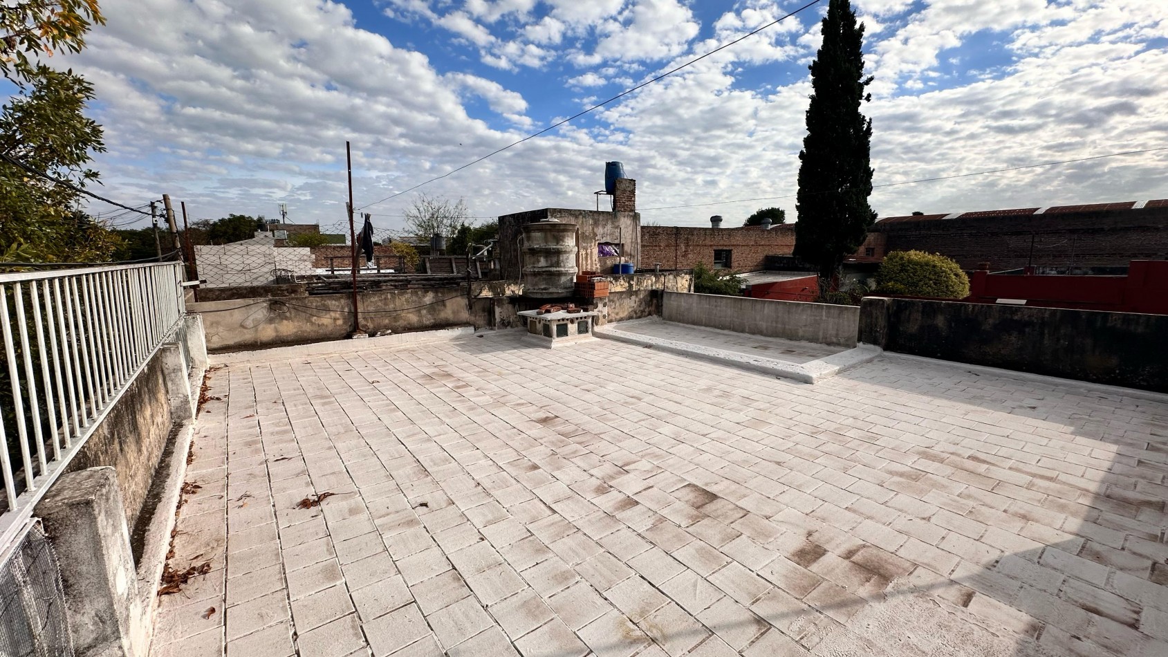 VENTA Casa al frente - Un dormitorio, galeria, patio, terraza - BARRIO BELLA VISTA