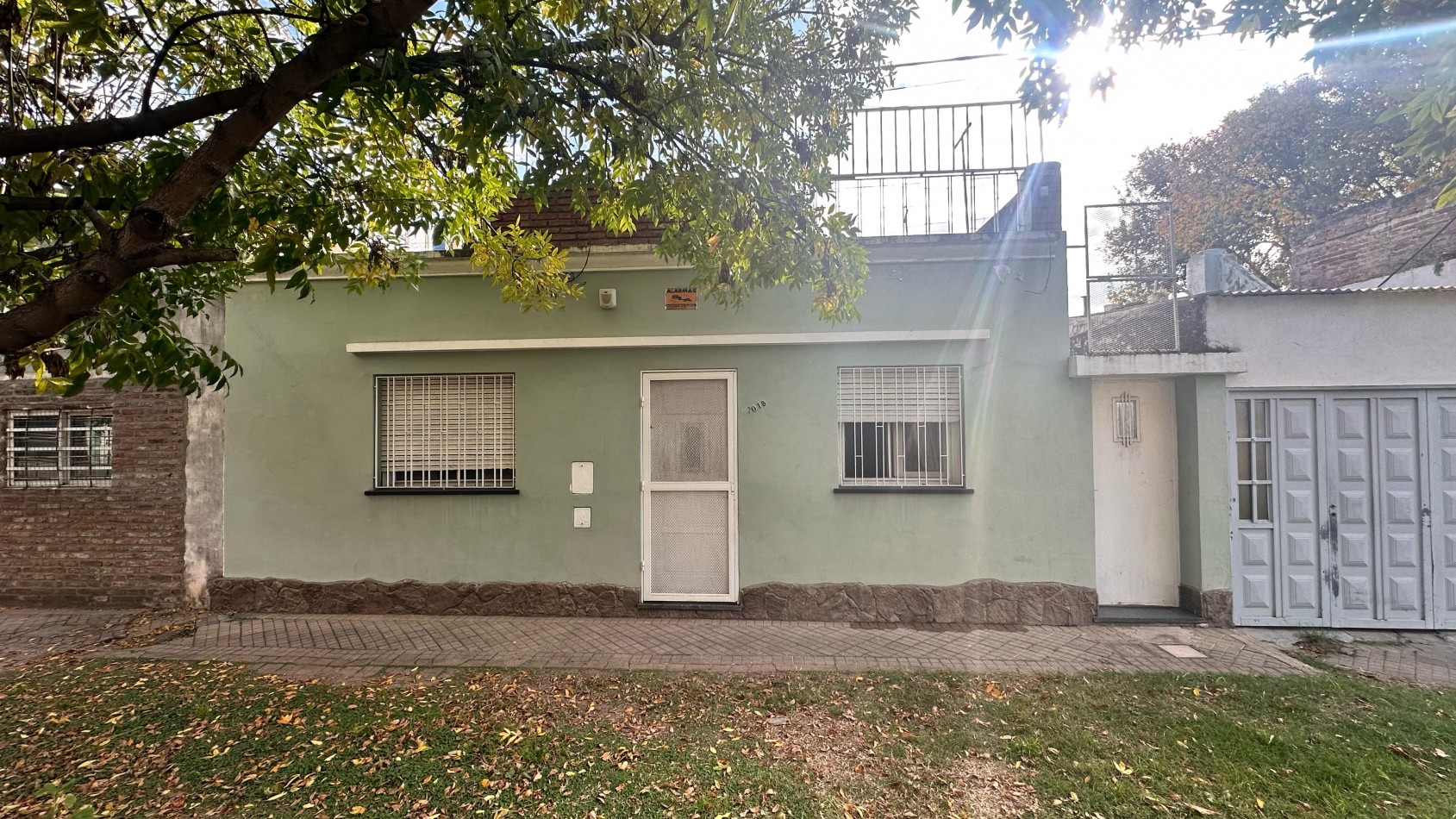 VENTA Casa al frente - Un dormitorio, galeria, patio, terraza - BARRIO BELLA VISTA