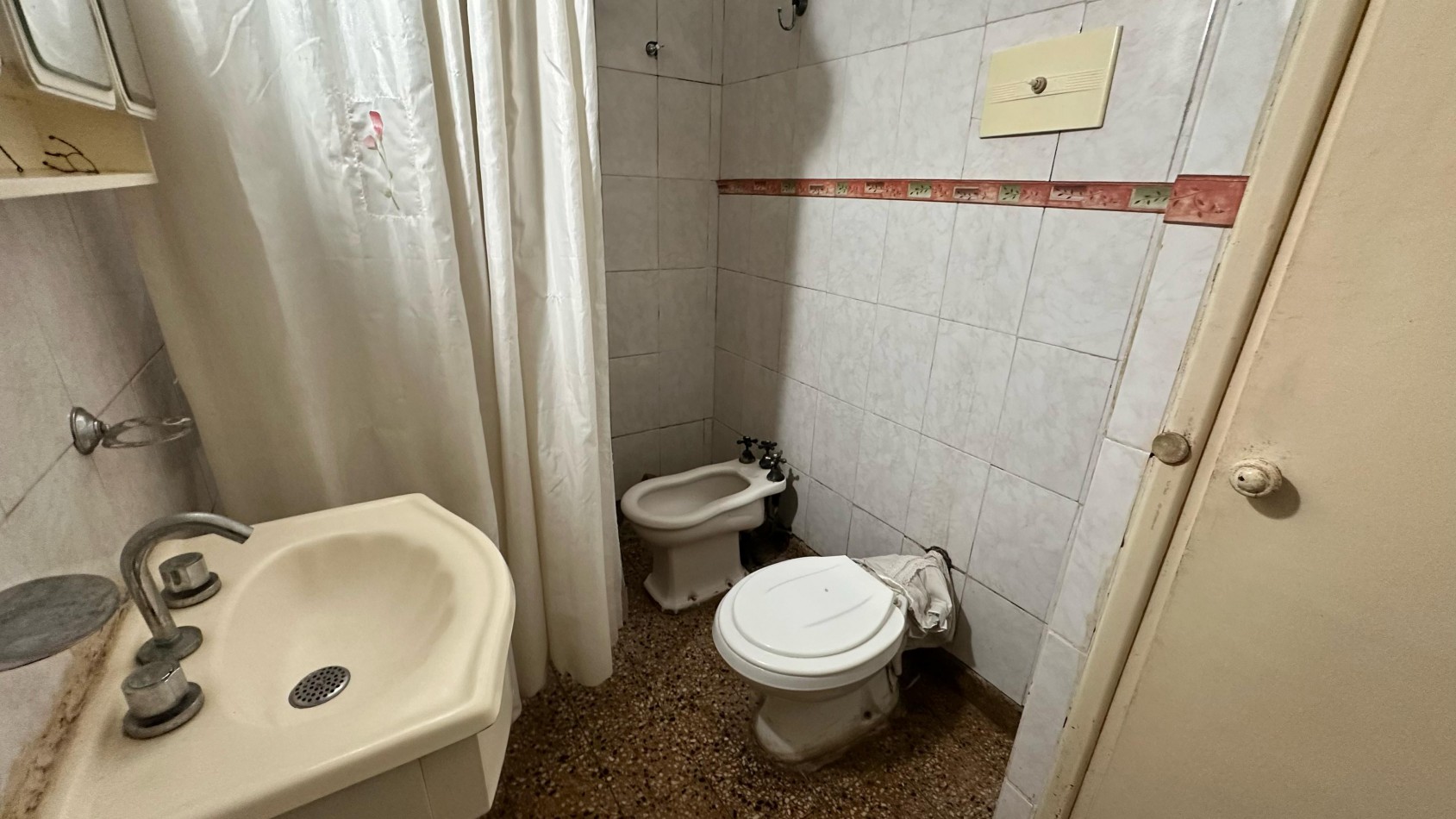 VENTA Casa al frente - Un dormitorio, galeria, patio, terraza - BARRIO BELLA VISTA