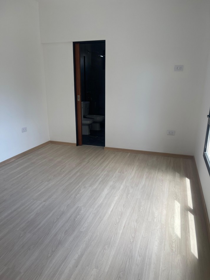 EN VENTA. impecable departamento de pasillo reciclado a nuevo. Tres dormitorios. Posiblidad de financiacion.  Paraguay 1900