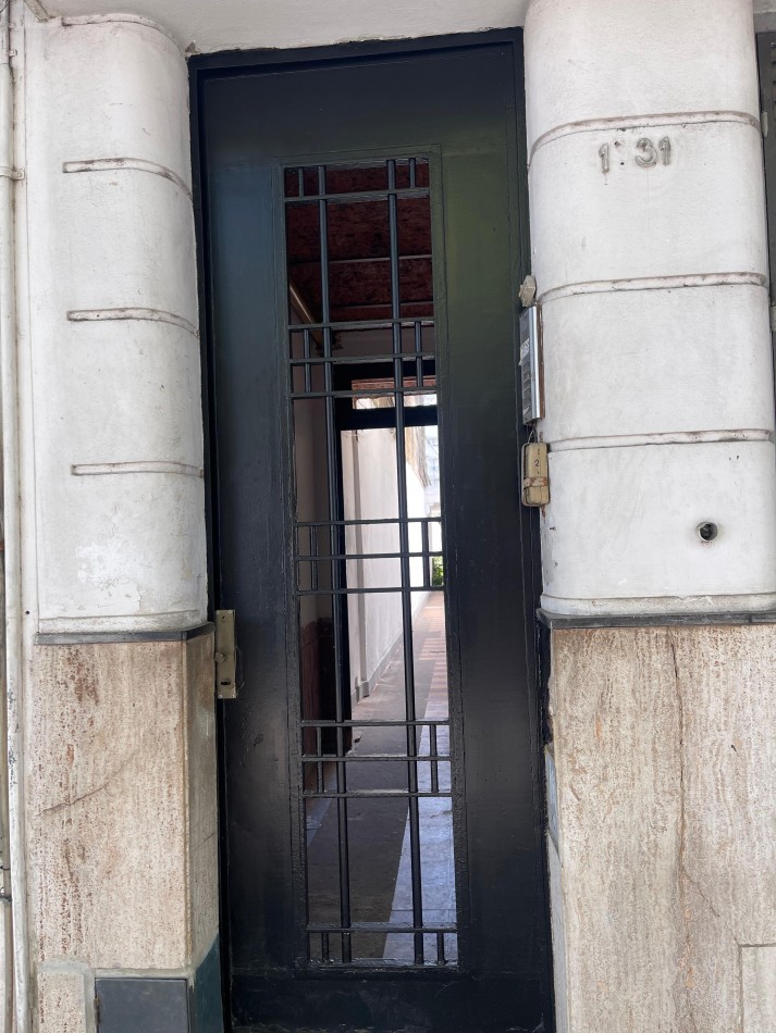 EN VENTA. impecable departamento de pasillo reciclado a nuevo. Tres dormitorios. Posiblidad de financiacion.  Paraguay 1900