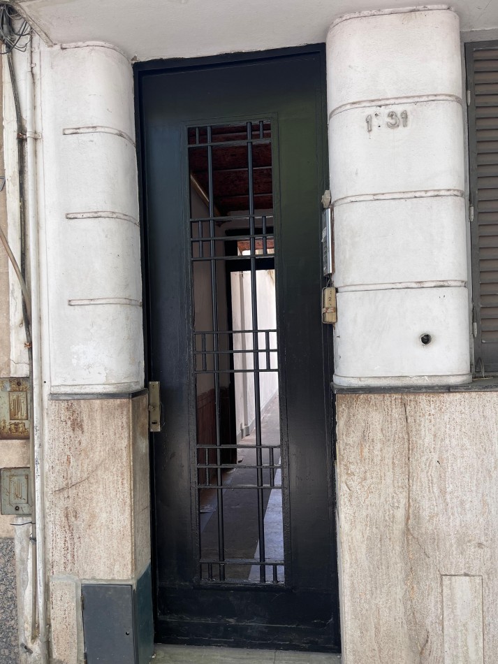 EN VENTA. impecable departamento de pasillo reciclado a nuevo. Tres dormitorios. Posiblidad de financiacion.  Paraguay 1900