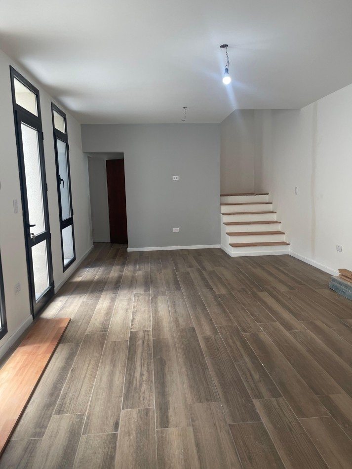 EN VENTA. impecable departamento de pasillo reciclado a nuevo. Tres dormitorios. Posiblidad de financiacion.  Paraguay 1900