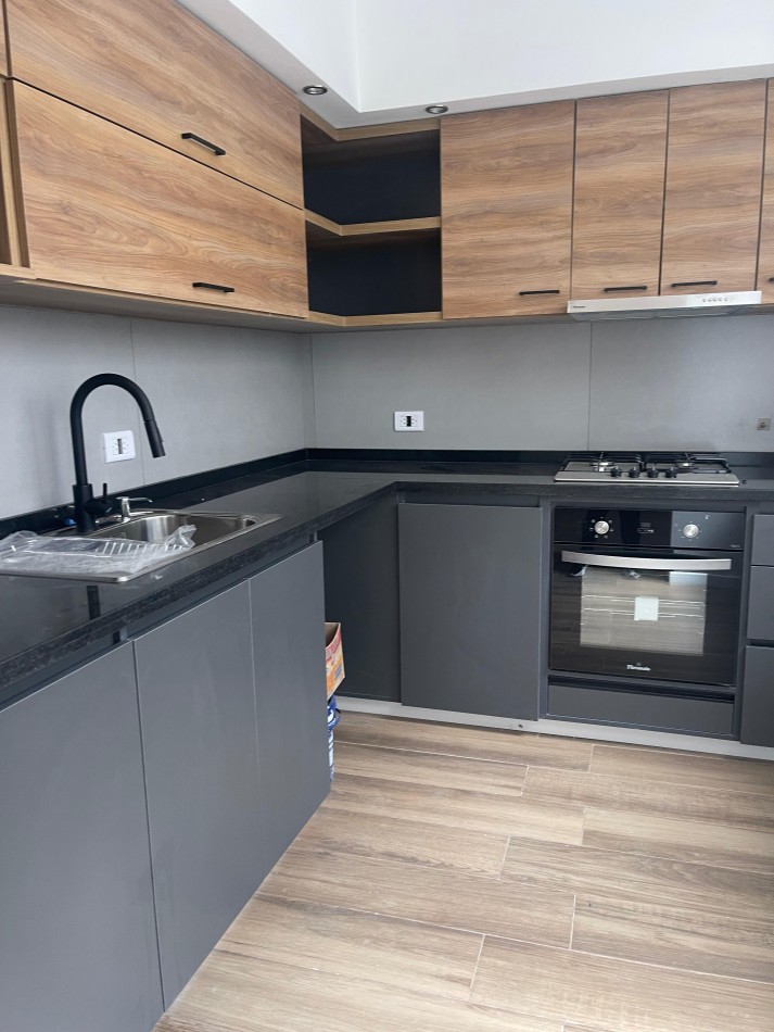 EN VENTA. impecable departamento de pasillo reciclado a nuevo. Tres dormitorios. Posiblidad de financiacion.  Paraguay 1900