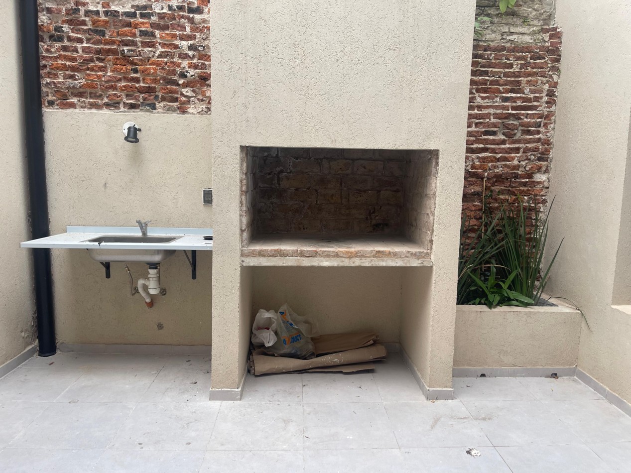 EN VENTA. impecable departamento de pasillo reciclado a nuevo. Tres dormitorios. Posiblidad de financiacion.  Paraguay 1900