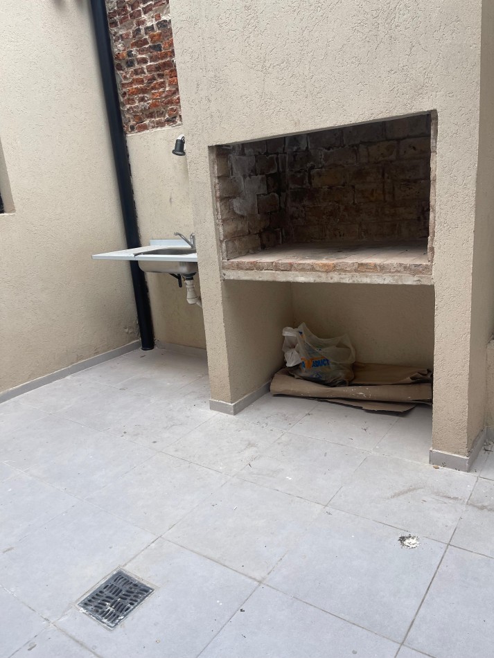 EN VENTA. impecable departamento de pasillo reciclado a nuevo. Tres dormitorios. Posiblidad de financiacion.  Paraguay 1900