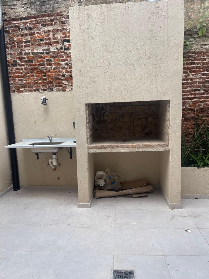 EN VENTA. impecable departamento de pasillo reciclado a nuevo. Tres dormitorios. Posiblidad de financiacion.  Paraguay 1900