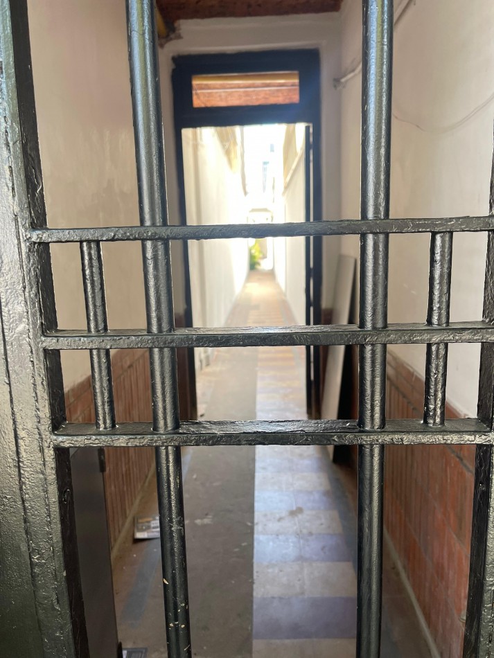 EN VENTA. impecable departamento de pasillo reciclado a nuevo. Tres dormitorios. Posiblidad de financiacion.  Paraguay 1900