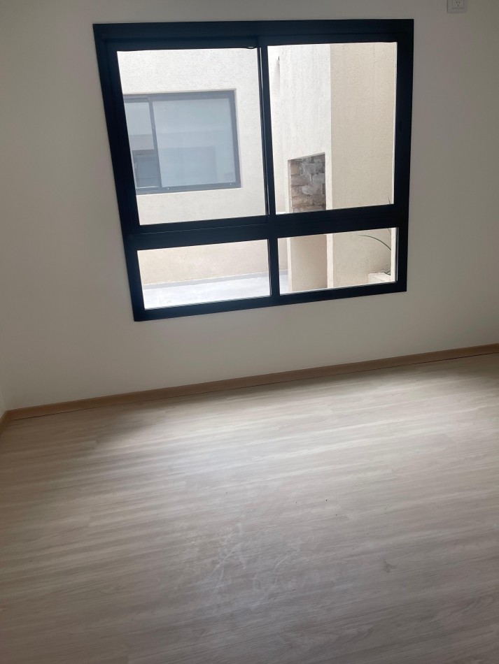 EN VENTA. impecable departamento de pasillo reciclado a nuevo. Tres dormitorios. Posiblidad de financiacion.  Paraguay 1900