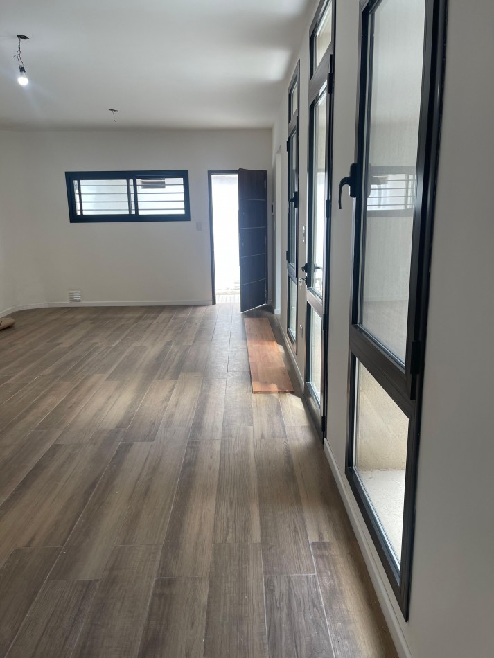 EN VENTA. impecable departamento de pasillo reciclado a nuevo. Tres dormitorios. Posiblidad de financiacion.  Paraguay 1900