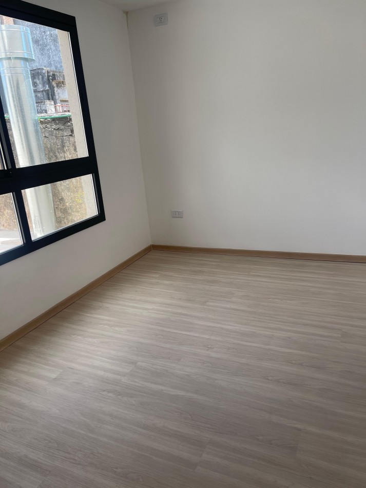 EN VENTA. impecable departamento de pasillo reciclado a nuevo. Tres dormitorios. Posiblidad de financiacion.  Paraguay 1900