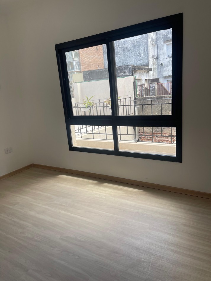 EN VENTA. impecable departamento de pasillo reciclado a nuevo. Tres dormitorios. Posiblidad de financiacion.  Paraguay 1900