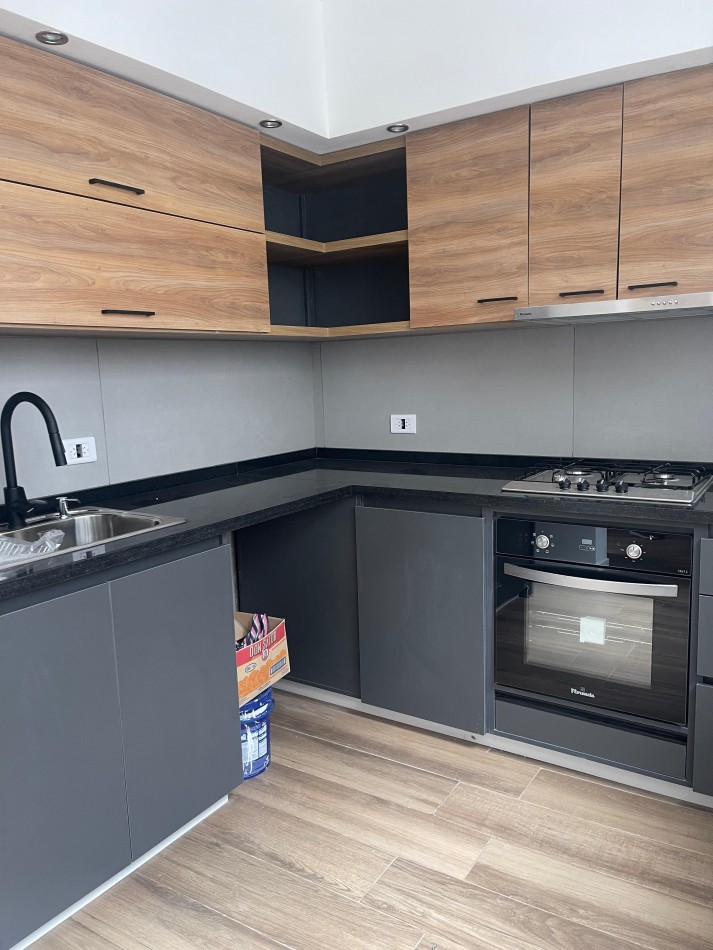 EN VENTA. impecable departamento de pasillo reciclado a nuevo. Tres dormitorios. Posiblidad de financiacion.  Paraguay 1900