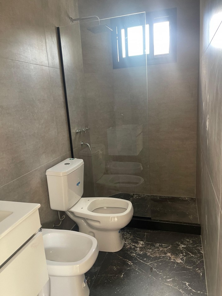 EN VENTA. impecable departamento de pasillo reciclado a nuevo. Tres dormitorios. Posiblidad de financiacion.  Paraguay 1900