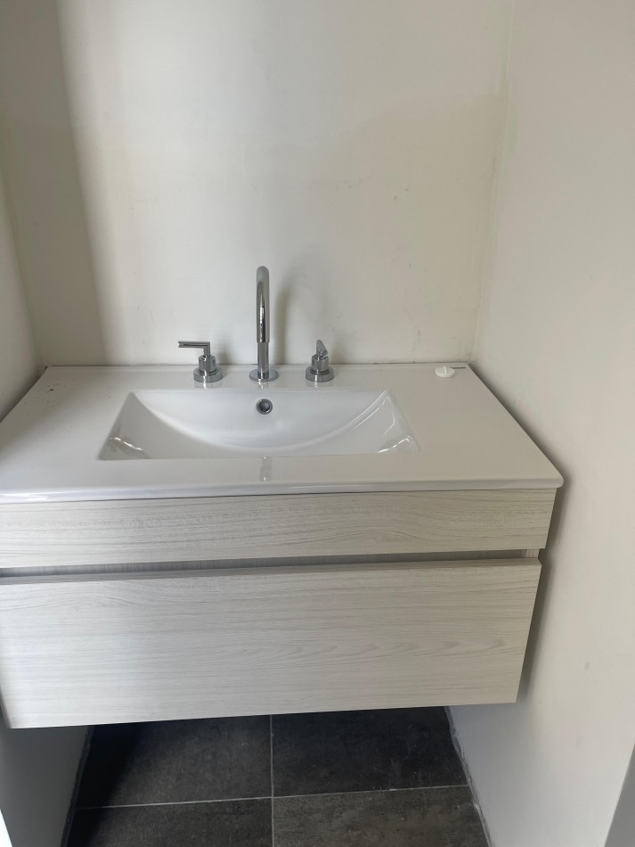 EN VENTA. impecable departamento de pasillo reciclado a nuevo. Tres dormitorios. Posiblidad de financiacion.  Paraguay 1900