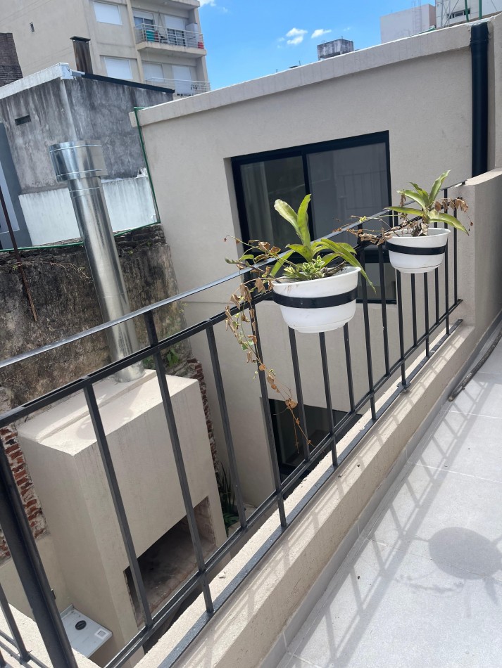 EN VENTA. impecable departamento de pasillo reciclado a nuevo. Tres dormitorios. Posiblidad de financiacion.  Paraguay 1900