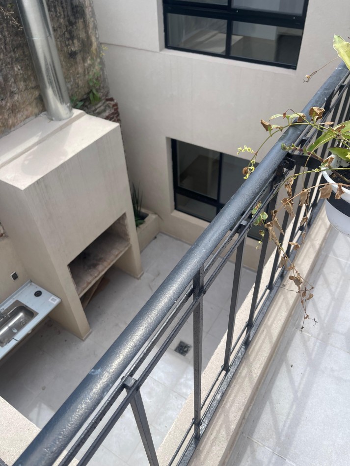 EN VENTA. impecable departamento de pasillo reciclado a nuevo. Tres dormitorios. Posiblidad de financiacion.  Paraguay 1900