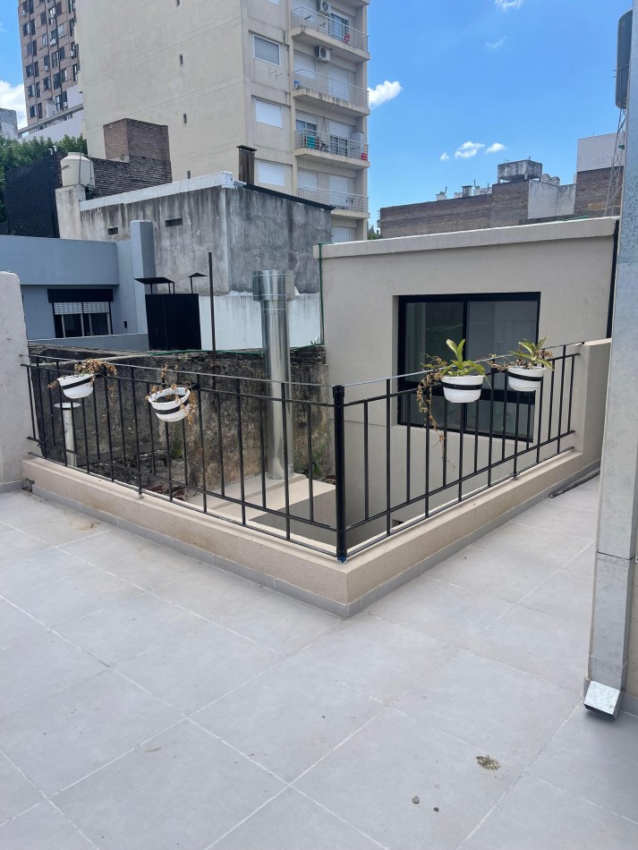 EN VENTA. impecable departamento de pasillo reciclado a nuevo. Tres dormitorios. Posiblidad de financiacion.  Paraguay 1900