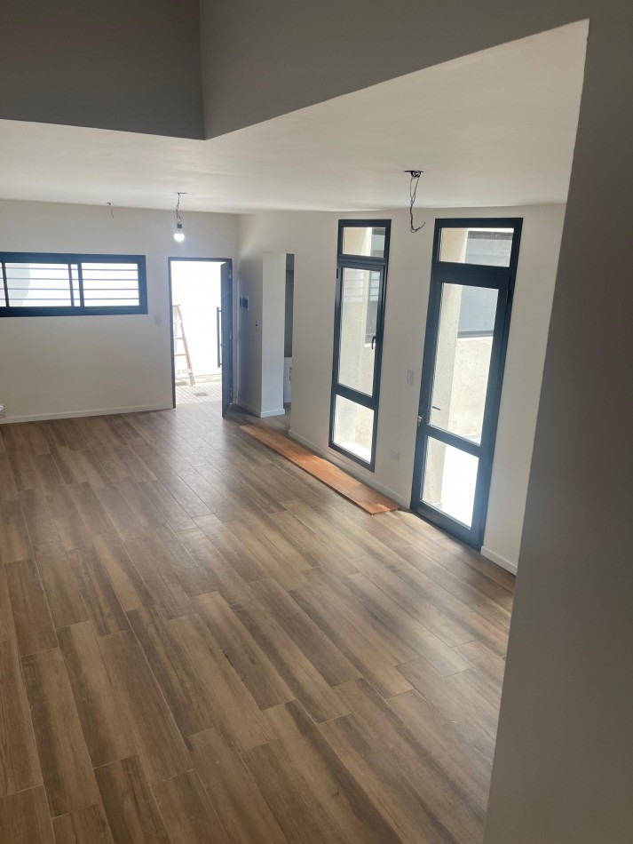 EN VENTA. impecable departamento de pasillo reciclado a nuevo. Tres dormitorios. Posiblidad de financiacion.  Paraguay 1900