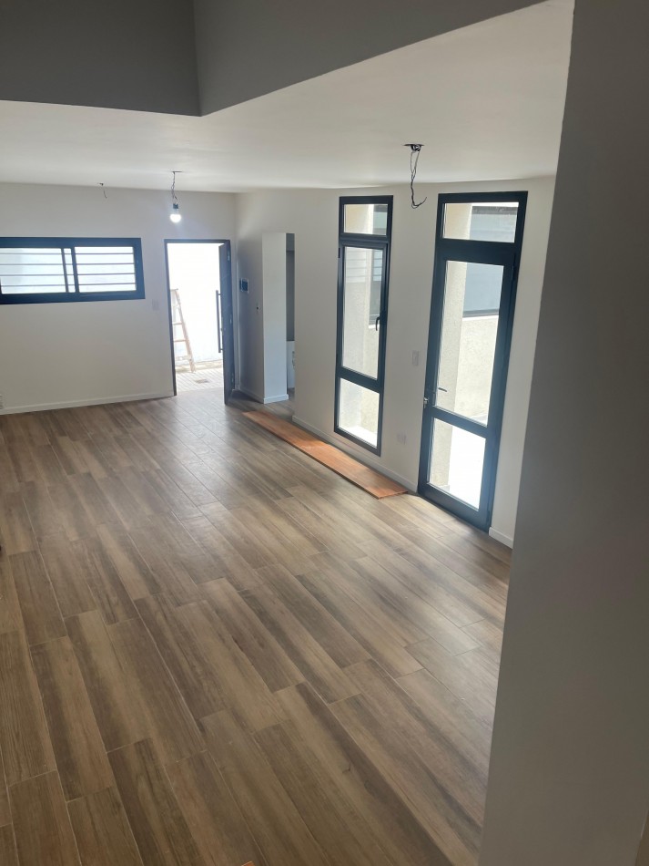 EN VENTA. impecable departamento de pasillo reciclado a nuevo. Tres dormitorios. Posiblidad de financiacion.  Paraguay 1900