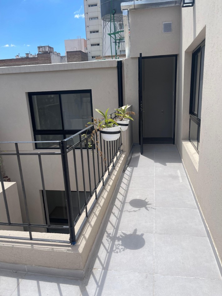 EN VENTA. impecable departamento de pasillo reciclado a nuevo. Tres dormitorios. Posiblidad de financiacion.  Paraguay 1900