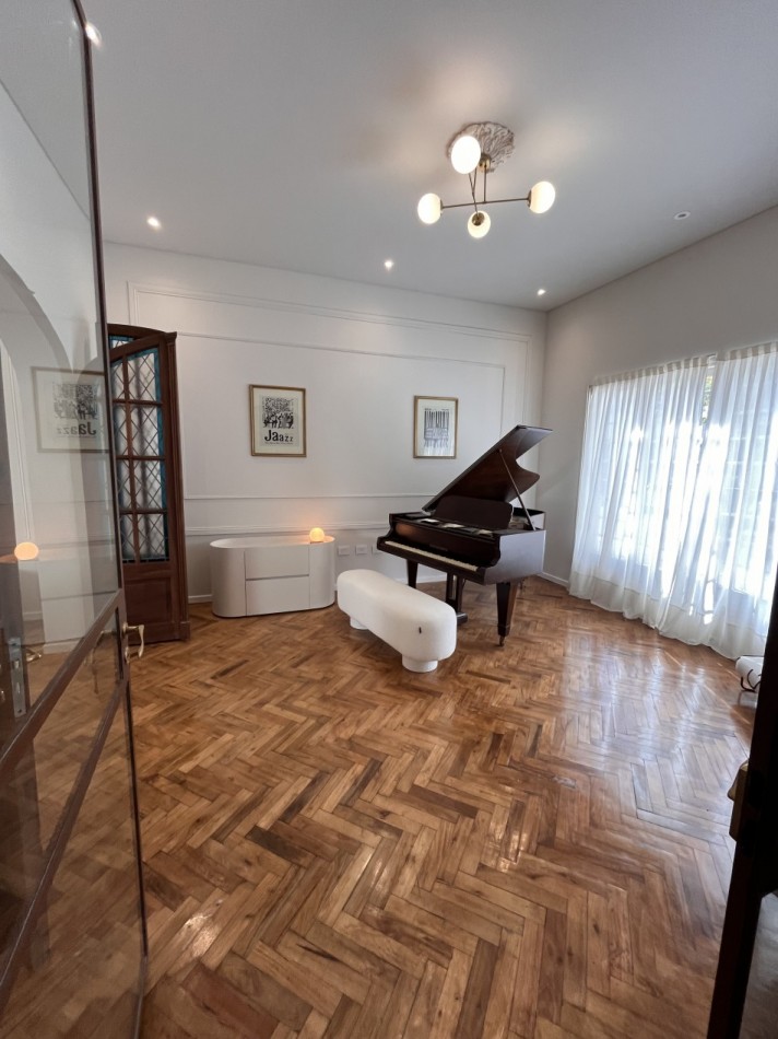 Espectacular Casa de diseño, reciclada. 4 dormitorios, patio con parrillero, terraza con piscina, cochera - Abasto