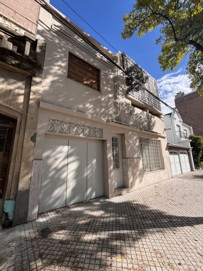 Espectacular Casa de diseño, reciclada. 4 dormitorios, patio con parrillero, terraza con piscina, cochera - Abasto