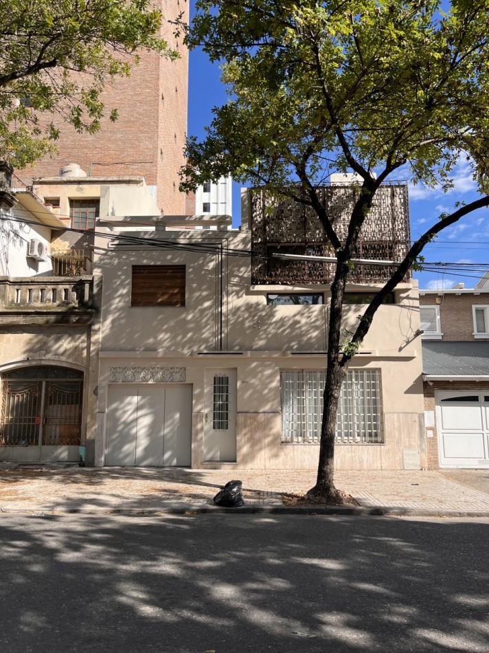 Espectacular Casa de diseño, reciclada. 4 dormitorios, patio con parrillero, terraza con piscina, cochera - Abasto