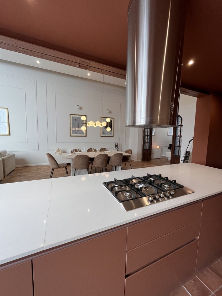 Espectacular Casa de diseño, reciclada. 4 dormitorios, patio con parrillero, terraza con piscina, cochera - Abasto