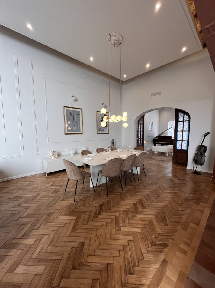 Espectacular Casa de diseño, reciclada. 4 dormitorios, patio con parrillero, terraza con piscina, cochera - Abasto