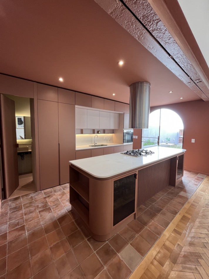 Espectacular Casa de diseño, reciclada. 4 dormitorios, patio con parrillero, terraza con piscina, cochera - Abasto