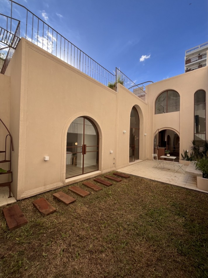 Espectacular Casa de diseño, reciclada. 4 dormitorios, patio con parrillero, terraza con piscina, cochera - Abasto