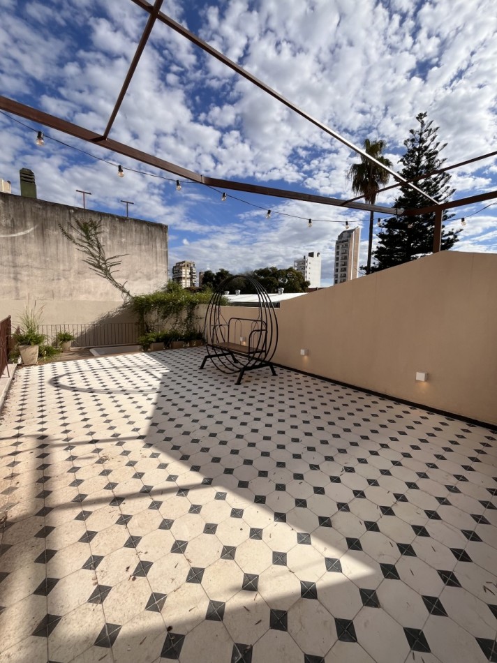 Espectacular Casa de diseño, reciclada. 4 dormitorios, patio con parrillero, terraza con piscina, cochera - Abasto