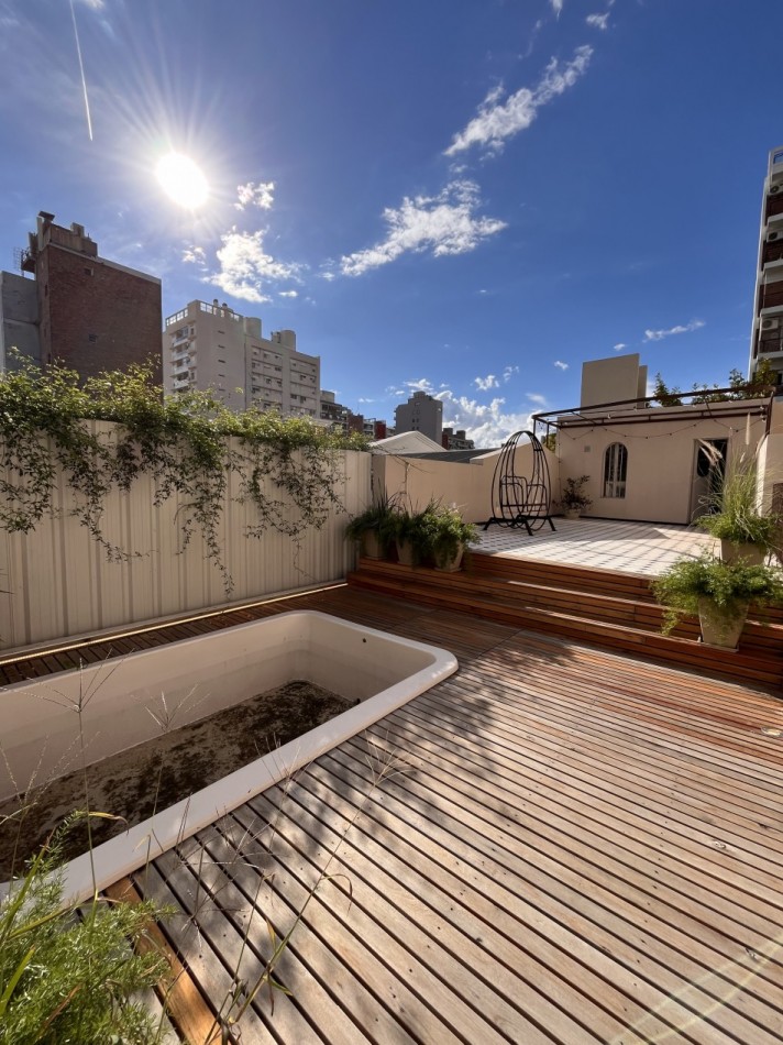 Espectacular Casa de diseño, reciclada. 4 dormitorios, patio con parrillero, terraza con piscina, cochera - Abasto