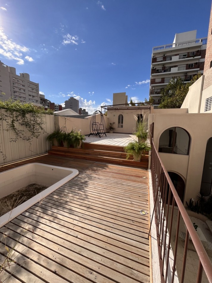 Espectacular Casa de diseño, reciclada. 4 dormitorios, patio con parrillero, terraza con piscina, cochera - Abasto