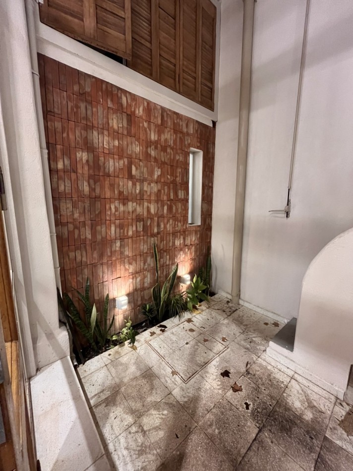 Casa remodelada, 2 dormitorios, patio - Echesortu