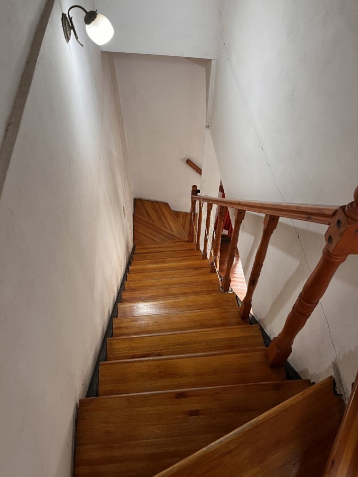 Interesante CASA en dos plantas, 4 dormitorios, patio, terraza - BELLA VISTA