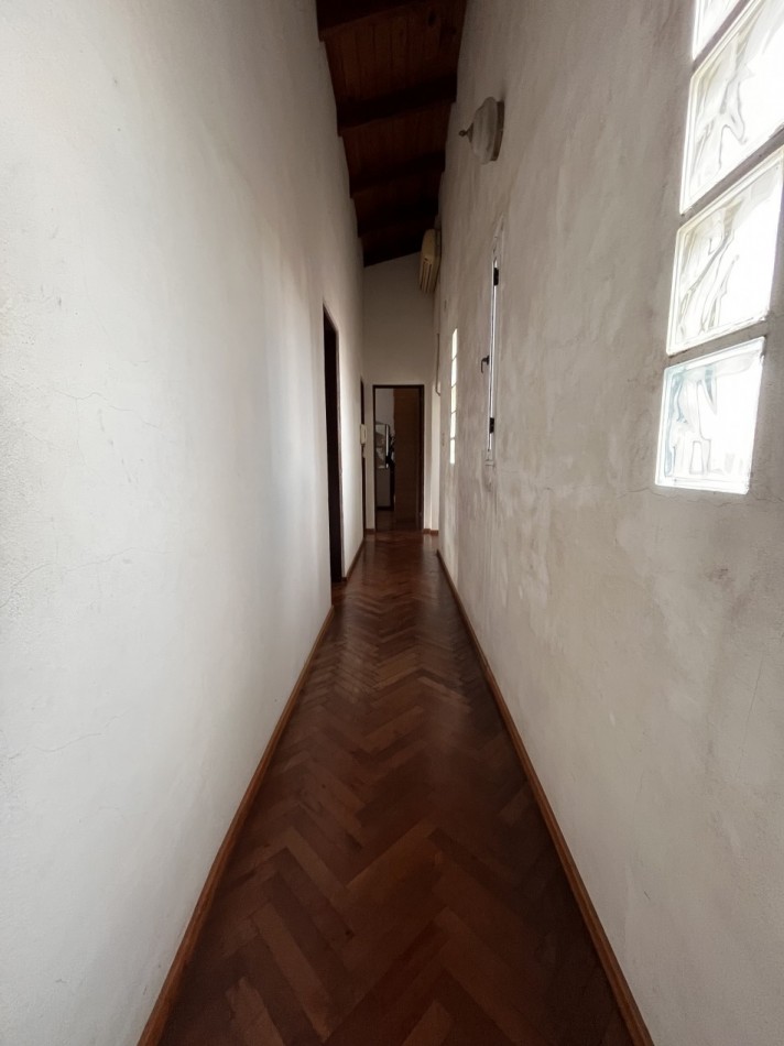 Interesante CASA en dos plantas, 4 dormitorios, patio, terraza - BELLA VISTA