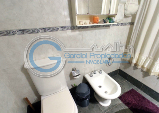 VENTA CASA AL FRENTE - Dos plantas - Tres dormitorios - Cochera - Tres patios - Terraza - BELLA VISTA