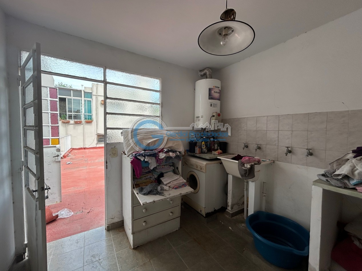 VENTA Casa de 3 dormitorios, con parque, piscina, quincho, cochera - Ayacucho 5800