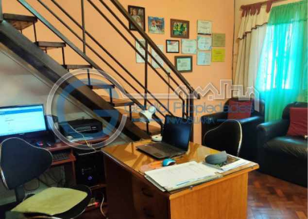 VENTA CASA AL FRENTE - Dos plantas - Tres dormitorios - Cochera - Tres patios - Terraza - BELLA VISTA