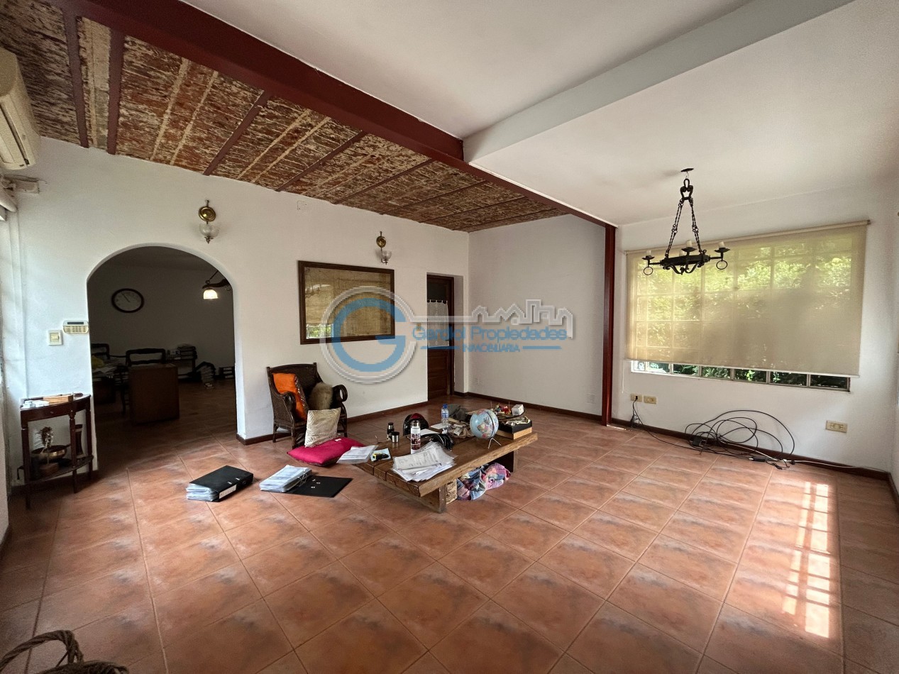 VENTA Casa de 3 dormitorios, con parque, piscina, quincho, cochera - Ayacucho 5800